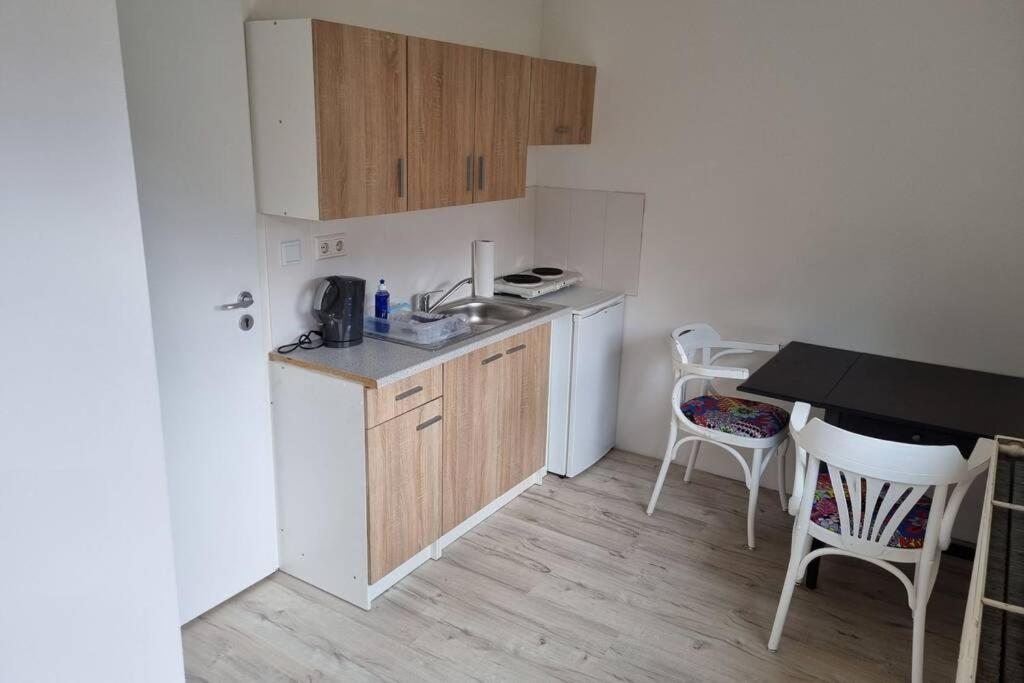 Ferienwohnung/Monteurwohnung Alte Garage Ahnatal エクステリア 写真