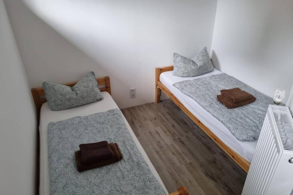Ferienwohnung/Monteurwohnung Alte Garage Ahnatal エクステリア 写真